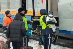 
                    Полицейские помогают пассажирам, чьи поезда задерживаются из-за буранов
                