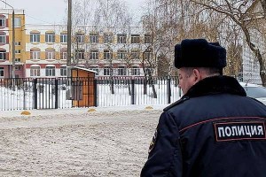 
                    Охранницу брянской гимназии, где 14-летняя ученица устроила стрельбу, выпустили из СИЗО
                