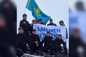 
                    Казахстанские силовики подняли флаг «Закон и Порядок» на вершину горы 
                