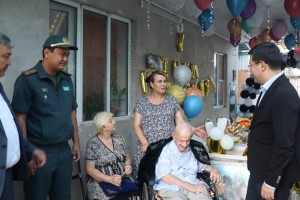 
                    С вековым юбилеем поздравили фронтовика Петра Попкова в Туркестанской области 
                