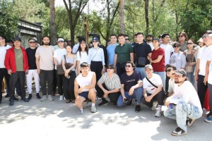 
                    Тысячи алматинцев очистили Сайран: акция собрала артистов, писателей и волонтеров
                