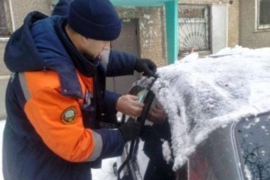 
                    Спасатели вызволили малыша из запертого автомобиля в Усть-Каменогорске
                