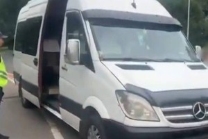 
                    Пьяный водитель в Алматы вез детей в летний лагерь 
                