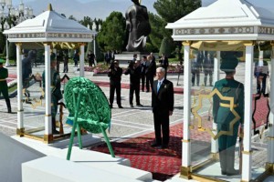 
                    Токаев возложил венок к Монументу Независимости Туркменистана
                