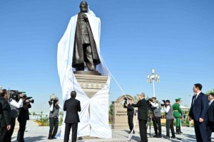
                    Памятник Абаю открыли в Ашхабаде
                