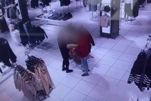 
                    Две куртки вынес из ТРЦ астанчанин
                