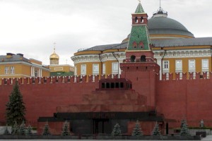 
                    В Госдуме призвали убрать захоронения с Красной площади
                