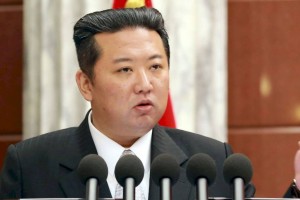 
                    Ким Чен Ын появился на публике заметно похудевшим
                