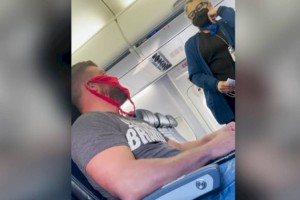 
                    Мужчину, надевшего женские трусики вместо маски, сняли с авиарейса
                