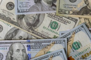 
                    Почти 400 тысяч долларов мужчина чуть не отправил в мусорное ведро
                