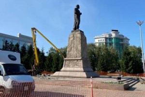 В Усть-Каменогорске обновляют памятник Абаю к 180-летию поэта