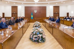 Бектенов обсудил с главой Roca Group Сантьяго де Гомар Рока строительство завода в Кызылординской области