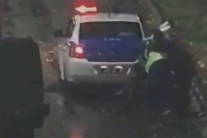 
                    Агрессивный мужчина напал на полицейских Астаны
                