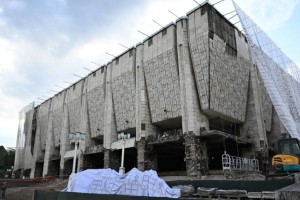 Дархан Сатыбалды лично проверил, как идет реконструкция театра им. Ауэзова