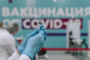 
                    В России намерены наказывать антиваксеров в уголовном порядке
                