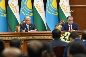 
                    Президенты Казахстана и Таджикистана выступили с совместным заявлением
                