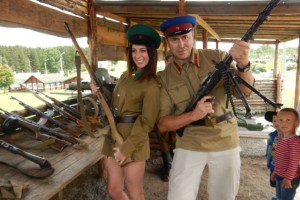 Солдаты, буденовки и броневики: как увлечение историей привело алматинца к дружбе с британским спецназом