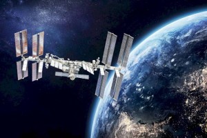 
                    Космонавты покинут МКС, чтобы укрыться от космического мусора
                