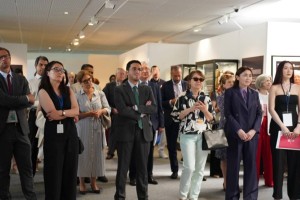 В Париже открылась выставка, посвященная Нургисе Тлендиеву