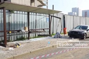 
                    Автомобиль протаранил автобусную остановку в Астане
                