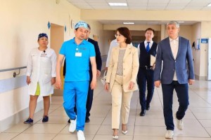 Акмарал Альназарова навестила избитых врачей в Караганде