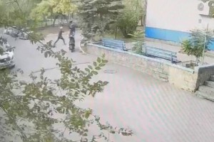 
                    Дерзкое ограбление попало на камеру видеонаблюдения в Алматы
                