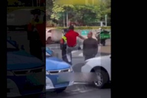 
                    Разборки двух «мастеров кунг-фу» на дороге развеселили пользователей соцсетей
                