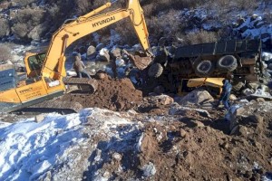 В Иссык-Кульской области груженый КамАЗ упал в овраг, погиб человек