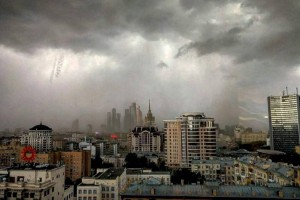 
                    Ураган снес часть Кремля в Москве
                