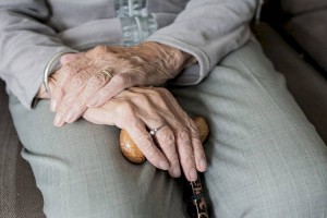 
                    Непривитых пожилых москвичей закрыли на домашний карантин на четыре месяца
                