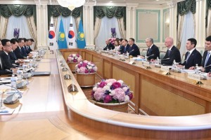 
                    Токаев провел переговоры с президентом Республики Корея 
                