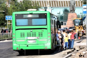 
                    Мужчина угрожал ножом пассажирам автобуса в Алматы
                