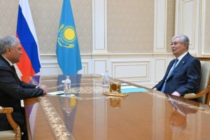 
                    Токаев принял председателя Госдумы России 
                