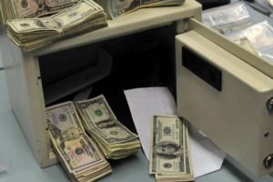 
                    В Алматы из частного дома украли сейф с 250 тысячами долларов
                