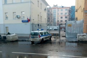 
                    Мужчина решил свести счеты с жизнью, напав на отделение полиции в Москве
                