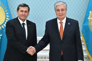 
                    Токаев принял министра иностранных дел Туркменистана Рашида Мередова
                