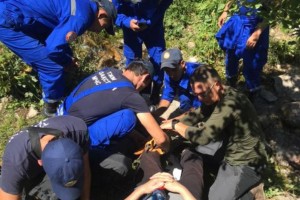 
                    Спасатели оказали помощь туристу, который повредил ногу в ущелье Горельник
                