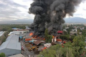 Крупный пожар на складах в Алматы ликвидирован
