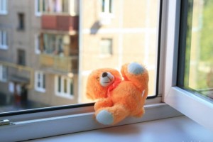4-летняя девочка выпала из окна пятого этажа в Павлодаре