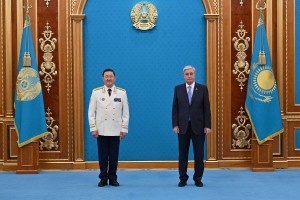 
                    Президент вручил государственные награды, высшие воинские и специальные звания, классные чины
                