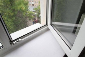 
                    Ребенок выпал из окна 12-го этажа в Алматы
                