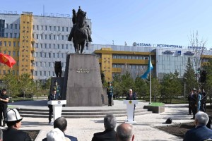 Токаев и Жапаров торжественно открыли памятник Айкол Манасу в Астане