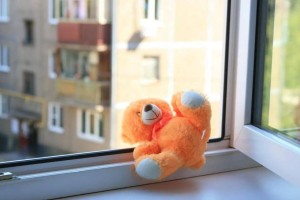 
                    Годовалый ребенок выпал из окна в Карагандинской области
                