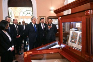 Токаев посетил институт древних рукописей Матенадаран