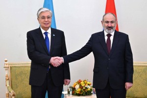 Токаев провел переговоры с Премьер-министром Армении в узком составе