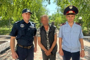 
                    Полицейские отговорили от суицида мужчину и сняли его с водонапорной башни в СКО
                