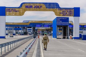 
                    Комитет госдоходов прокомментировал скопление фур на границе с Китаем
                