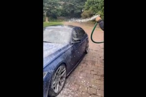 
                    Помыть машину, не заезжая на автомойку: лайфхак от изобретательного автовладельца
                