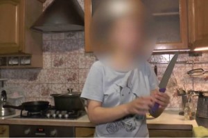 Вооруженный ножом пьяный алматинец грозился прыгнуть с четвертого этажа