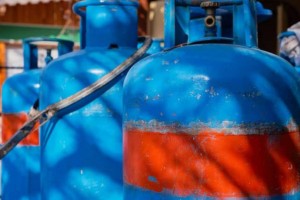 Пять газовых баллонов вынесли в безопасное место при пожаре в магазине огнеборцы Шымкента